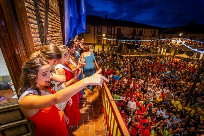 La plaza estalla durante el pregón