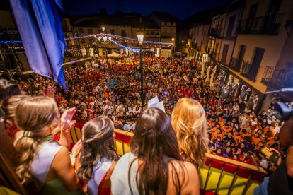 La plaza estalla durante el pregón