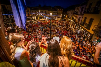 La plaza estalla durante el pregón