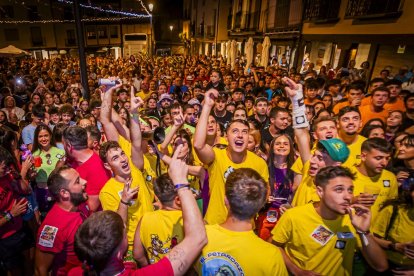 La plaza estalla durante el pregón