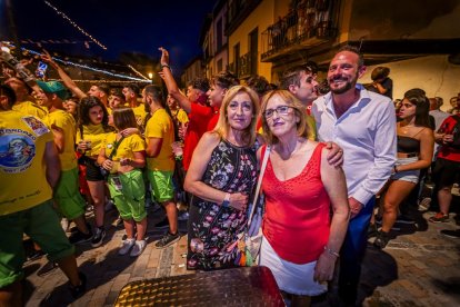 La plaza estalla durante el pregón