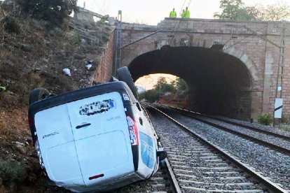 Estado en el que quedó la furgoneta tras precipitarse a las vías del tren en Arcos de Jalón.