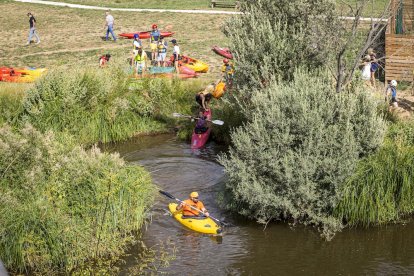 Los piraguistas en el Río Duero