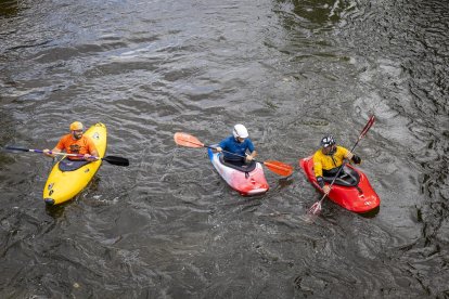 Los piraguistas en el Río Duero