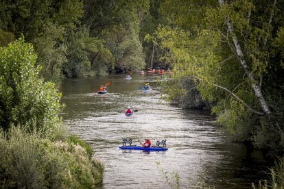 Los piraguistas en el Río Duero