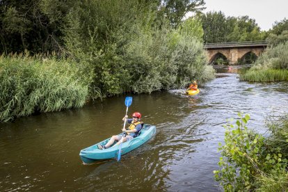 Los piraguistas en el Río Duero