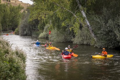 Los piraguistas en el Río Duero