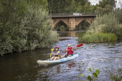 Los piraguistas en el Río Duero