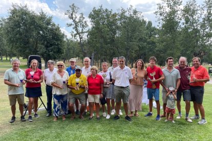 Foto de familia del torneo a favor de la Hermandad de Donantes.