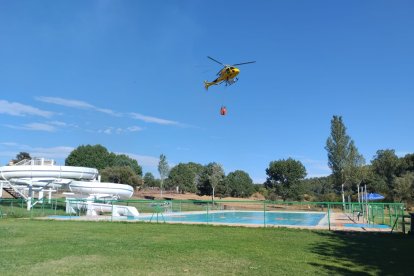 El helicóptero recogiendo agua en la piscina de Navaleno.