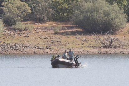 Los buceadores realizan las primeras inmersiones en busca del joven desaparecido.