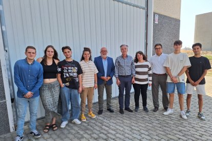 Grupo de estudiantes del Campus Rural junto a Miguel Latorre y José Ramón Ruiz.