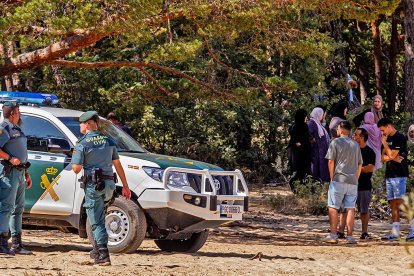 La familia del joven junto a la Guardia Civil en el pantano.