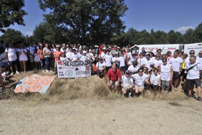 Participantes en una protesta contra la granja de Cidones.