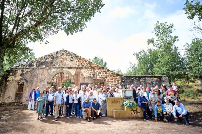 Familiares y descendientes de los antiguos moradores de La Muedra que participaron en el homenaje.