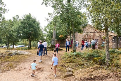 Se han colocado siete placas con los nombres de la familias que vivieron en La Muedra