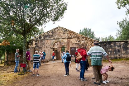 Se han colocado siete placas con los nombres de la familias que vivieron en La Muedra