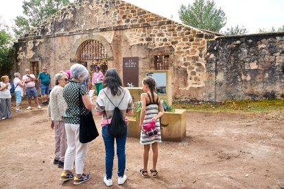 Se han colocado siete placas con los nombres de la familias que vivieron en La Muedra