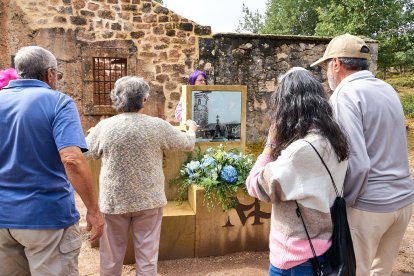 Se han colocado siete placas con los nombres de la familias que vivieron en La Muedra