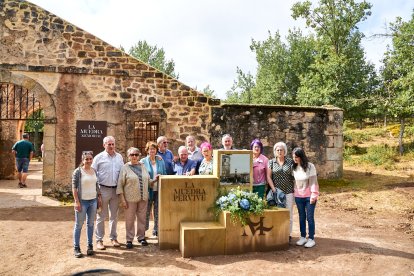 Se han colocado siete placas con los nombres de la familias que vivieron en La Muedra