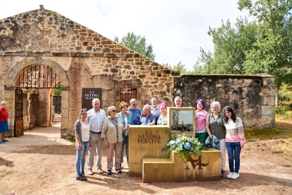 Se han colocado siete placas con los nombres de la familias que vivieron en La Muedra