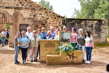 Se han colocado siete placas con los nombres de la familias que vivieron en La Muedra