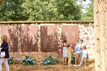 Se han colocado siete placas con los nombres de la familias que vivieron en La Muedra