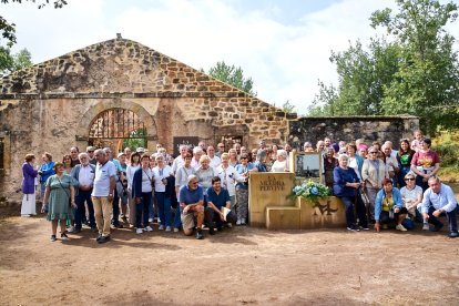 Se han colocado siete placas con los nombres de la familias que vivieron en La Muedra