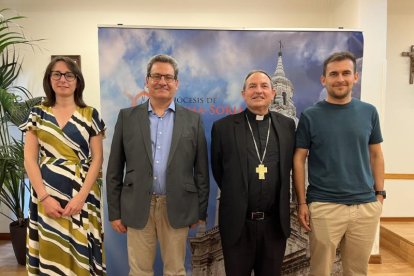 Equipo de Cáritas Soria con el obispo.