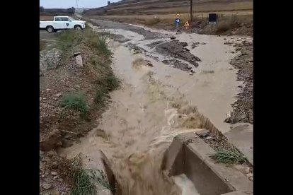 Las tormentas de este lunes dejaron daños visibles en la zona de la Rinconada de Soria, afectando a localidades como Fuentestrún o Castilruiz. Las acequias para la evacuación del agua se vieron desbordadas por las fuertes lluvias y se inundaron tanto campos como caminos agrícolas e incluso zonas de las carreteras. La fuerza del caudal arrastró además tierra y piedras de un tamaño considerable sobre el asfalto, como muestra este vídeo.