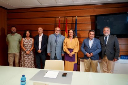 La consejera de Agricultura, María González Corral, con el presidente de Seiasa y otros asistentes a la reunión.