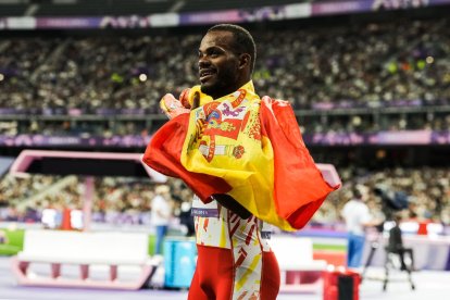 David José Pineda con la bandera de España tras lograr la medalla de plata en París.