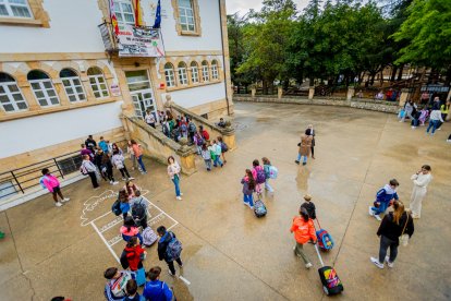 Primeros niños en el patio del colegio La Arboleda.