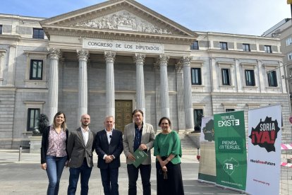 Representantes de Soria Ya, Teruel Existe y Cuenca Ahora frente al Congreso de los Diputados.