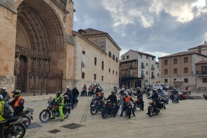 Las motos clásicas pasan frente a la catedral en una edición anterior del encuentro.