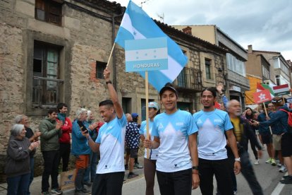 Covaleda acogió el acto inaugural con el desfile de selecciones