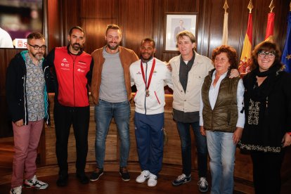 David José Pineda junto al representantes del Caep Soria y el Ayuntamiento durante la recepción.