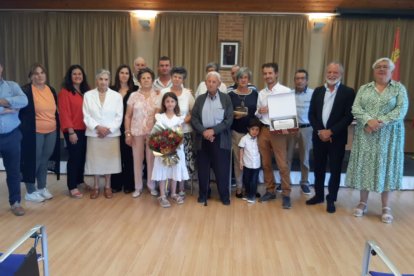 Regino Cercadillo recibe el homenaje de la Diputación y el cariño de los suyos.