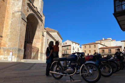 La Vuelta a Soria celebra su cuarta edición con El Burgo de Osma como 'sede' y los mejores ejemplares de motos clásicas.