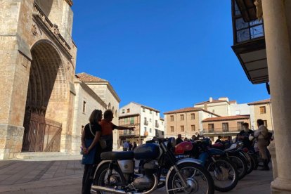 La Vuelta a Soria celebra su cuarta edición con El Burgo de Osma como 'sede' y los mejores ejemplares de motos clásicas.