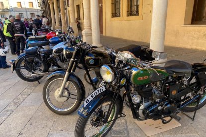 La Vuelta a Soria celebra su cuarta edición con El Burgo de Osma como 'sede' y los mejores ejemplares de motos clásicas.