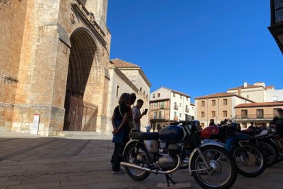 La Vuelta a Soria celebra su cuarta edición con El Burgo de Osma como 'sede' y los mejores ejemplares de motos clásicas.