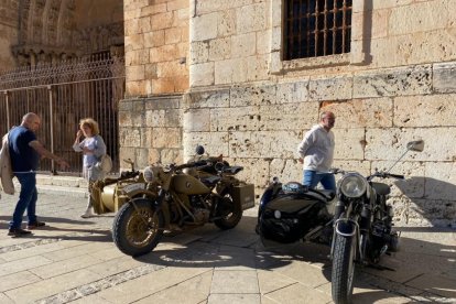 La Vuelta a Soria celebra su cuarta edición con El Burgo de Osma como 'sede' y los mejores ejemplares de motos clásicas.