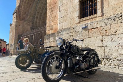 La Vuelta a Soria celebra su cuarta edición con El Burgo de Osma como 'sede' y los mejores ejemplares de motos clásicas.