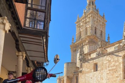 La Vuelta a Soria celebra su cuarta edición con El Burgo de Osma como 'sede' y los mejores ejemplares de motos clásicas.