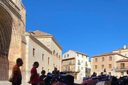 La Vuelta a Soria celebra su cuarta edición con El Burgo de Osma como 'sede' y los mejores ejemplares de motos clásicas.