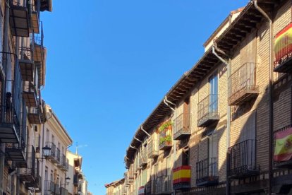 La Vuelta a Soria celebra su cuarta edición con El Burgo de Osma como 'sede' y los mejores ejemplares de motos clásicas.