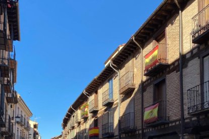 La Vuelta a Soria celebra su cuarta edición con El Burgo de Osma como 'sede' y los mejores ejemplares de motos clásicas.