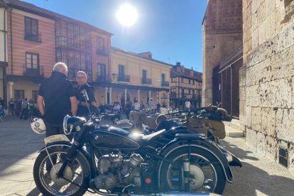 La Vuelta a Soria celebra su cuarta edición con El Burgo de Osma como 'sede' y los mejores ejemplares de motos clásicas.