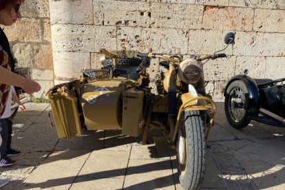 La Vuelta a Soria celebra su cuarta edición con El Burgo de Osma como 'sede' y los mejores ejemplares de motos clásicas.